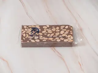 Turrón de chocolate con  leche y almendras (400g)
