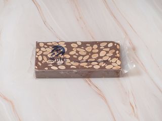 Turrón de chocolate con  leche y almendras (400g)