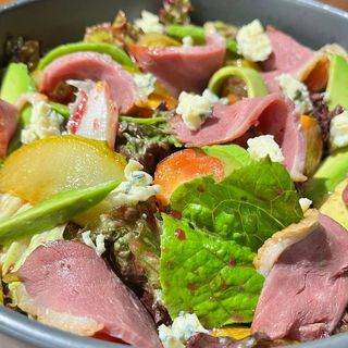 Салат з качиною грудкою та грушею