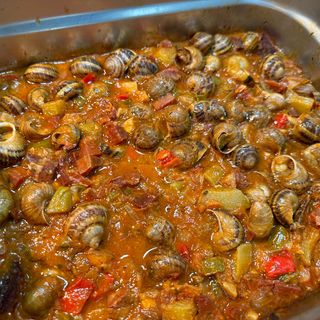 CARACOLES CON JAMÓN Y CHORIZO