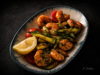 Сотирани скариди с тиквички, вино и чесън 250г