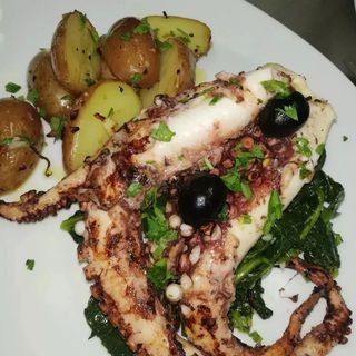 Polvo Grelhado com Batata a Murro e Molho Verde