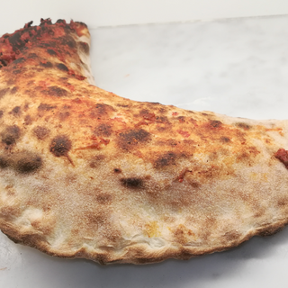 Calzone mozzarella, funghi e salsiccia
