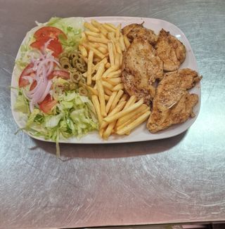 Pechuga de pollo + ensalada + patatas fritas