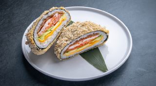 Суші бургер з креветкою, лососем та кампіо