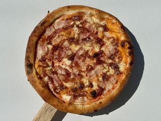 ПІЦА З БЕКОНОМ ТА КАРАМЕЛІЗОВАНОЮ ЦИБУЛЕЮ (500g)