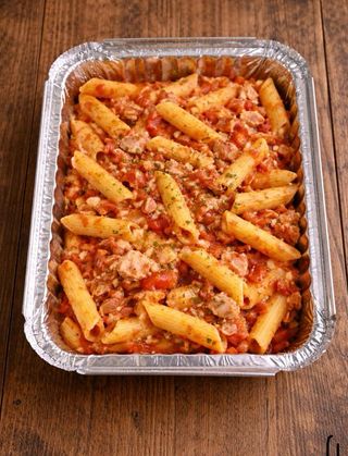 Macarrones atún cebolla y tomate