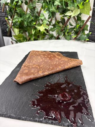 Clătită cu dulceață de vișine + vanilie + nucă