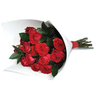 Buchet din 11 trandafiri rosii cu verdeata decorativa in carton alb