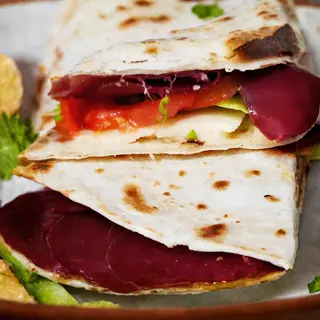 Piada con bresaola e pecorino