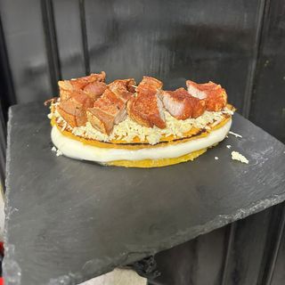 Cachapa de queso con cochino frito