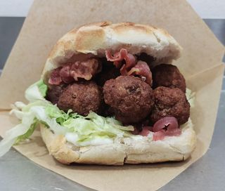 Panino con polpette di carne
