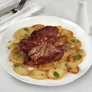 Codillo Asado con Patata Panadera