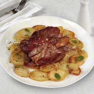 Codillo Asado Con Patata Panadera