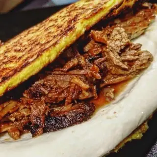 Cachapa con queso y carne