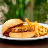 Hamburguesa De Ternera Con Patatas Fritas