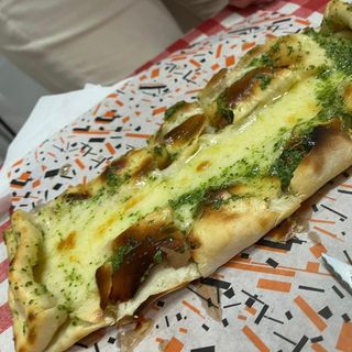 Pan de ajo con mozzarella y bacon