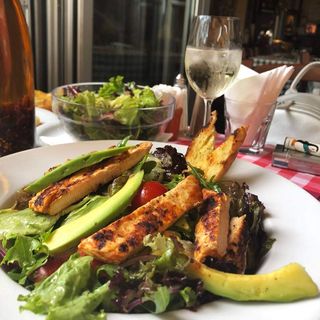 Salmone e avocado salata