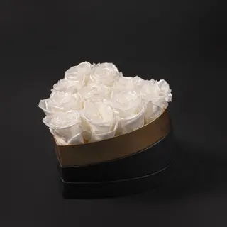 Caja corazón pequeña con rosas eternas color perla blanco (8 aprx)