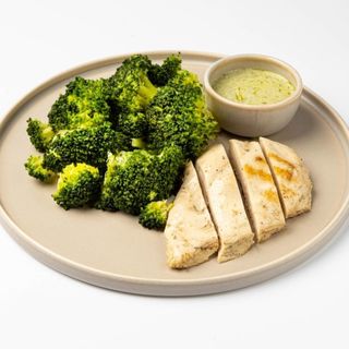 КУРЯЧА ГРУДКА НА ГРИЛІ З БРОКОЛІ