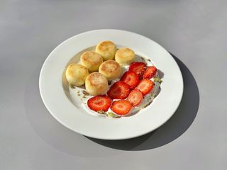 Сирники з полуницею та йогуртом (250g)