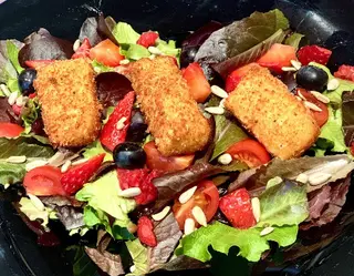 Ensalada Con Buñuelos De Brie