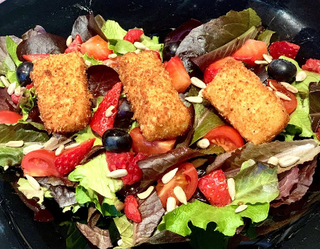 Ensalada Con Buñuelos De Brie