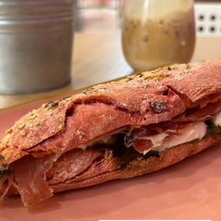 Pan de Remolacha Mozzarella y Serrano