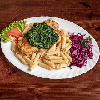 Filet z kurczaka w sosie szpinakowym.