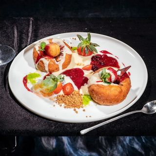 Papanaşi cu sos de vanilie și gem