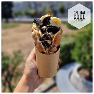 Bubble Waffle cu Nutella, banane, oreo, topping