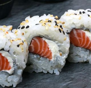 310. Uramaki Philadelphia crudo 