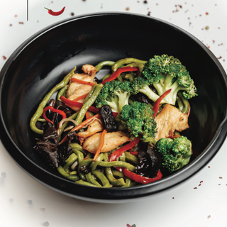 Асжапырақтан жасылған тауық еті қосылған кеспе/Лапша из шпината с курицей