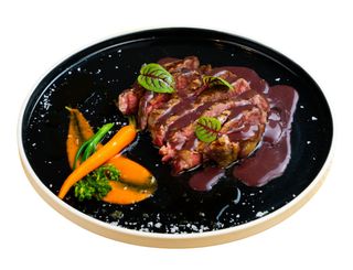 Filetto di manzo scaloppato con demiglace al “Barolo”