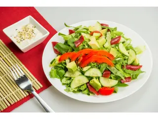 Salată Caesar cu sos lamaie si ulei masline, raw, fără gluten