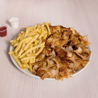 Plato Combinado De Carne De Kebab Con Patatas