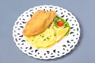 Șnițel de pui cu piure de cartofi