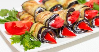 Рулетики из баклажан