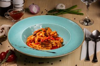 Tagliatelle con verdure e olive