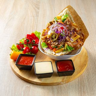 Kebab w bułce z jagnięcina, surówk i frytkami