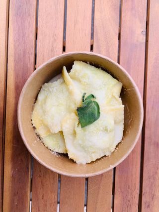 Ravioli di ricotta e spinaci con burro salvia e parmigiano