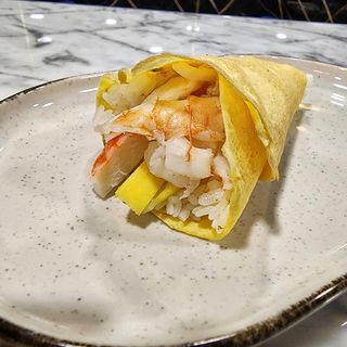 Temaki camarão em massa de ovo
