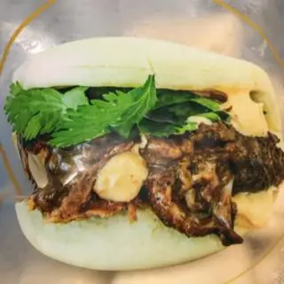 P19. Pangbao De Ternera Relleno Cebolla Y Lechuga