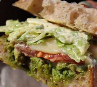 Сендвіч з куркою та песто