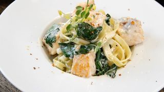 Паста "Феттучини" с лососем и шпинатом