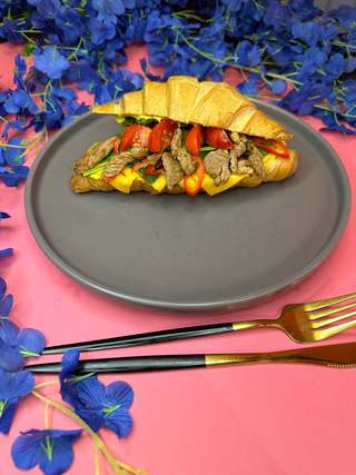 Круасан з ростбіфом телятини, томатами та сиром чеддер 260г