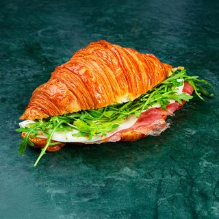 Pršuta provolone kroasan