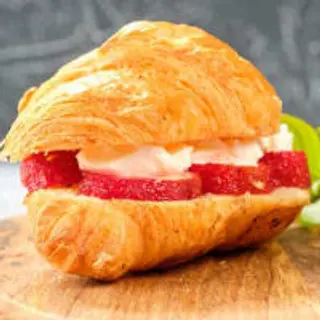 Croissant Isla Cristina (1Ud) Rellenamos Nuestro Exquisito Croissant Francés con Fresas y Nata