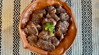 Friptura de porc mangalita in sos de vin rosu