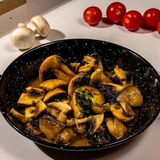 Ciuperci la tigaie în sos de vin și usturoi